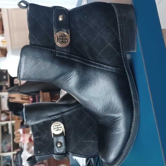 Tommy Hilfiger Women‎ Black Leather Ankle Boots Size 8.5M Side Zipper - Picture 1 of 4